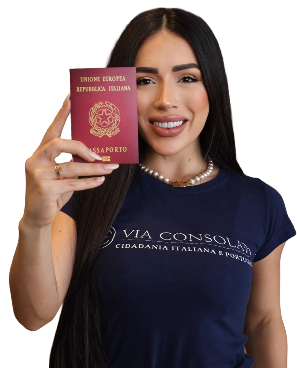 Especialista da Via Consolato segurando um passaporte italiano